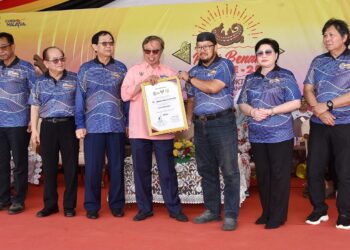 ABANG Johari Tun Openg (tengah) menyampaikan sijil penghargaan di Majlis Penutupan Pesta Benak Sri Aman 2023, di sini semalam.