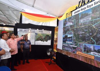 Abang Johari Tun Openg ketika melakukan lawatan ke majlis pecah tanah projek  Pakej B2A Jalan Utama Kedua di Sri Aman, semalam.