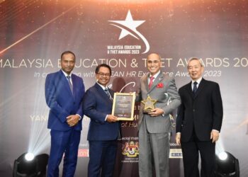 MOHD Shukri AB. Yajid menerima anugerah daripada Mustapha Sakmud.