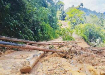 KEADAAN jalan yang terputus akibat tanah runtuh di Pensiangan.