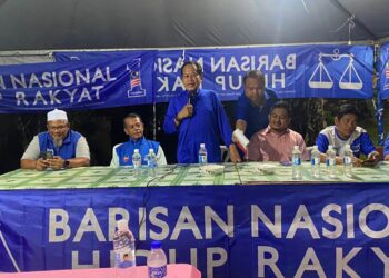 AHMAD Maslan ketika ceramah pada Program Sembang Perpaduan di Kampung Hayat, Bentong.