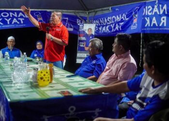 MOHAMAD Sabu menyampaikan ceramah dalam Program Sembang Santai Perpaduan di Kampung Hayat, Bentong.
