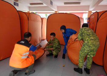 PETUGAS mengemas khemah yang menempatkan mangsa banjir setelah kesemua PPS di Kedah ditutup sepenuhnya hari ini.