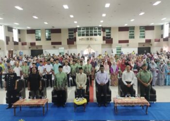 TUANKU Syed Razman Tunku Syed Idrus Al-Qadri (tengah) bersama hadirin yang hadir pada Majlis Perasmian Program Karnival Literasi Undang-Undang Syariah Tahun 2023 anjuran Jabatan Kehakiman Syariah Negeri Sembilan di Dewan Perdana Tampin, Tampin hari ini.-UTUSAN/NOR AINNA HAMZAH.