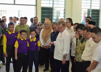 ABANG Johari Tun Openg melakukan lawatan ke salah sebuah bilik kelas Bangunan baharu SK Maludam, Betong di sini hari ini.