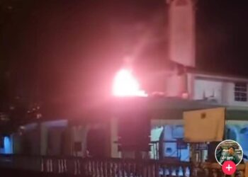 TANGKAP layar kebakaran yang berlaku di atas bumbung Masjid Bunohan, Tumpat, Kelantan tengah malam tadi.