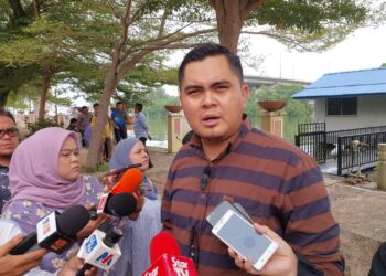 MUHAMAD AKMAL Saleh bercakap kepada pemberita selepas Program Pemantauan Kawasan Tangkapan Ikan Perairan Melaka Tengah di Banda Hilir, Melaka. - UTUSAN/MUHAMMAD SHAHIZAM TAZALI