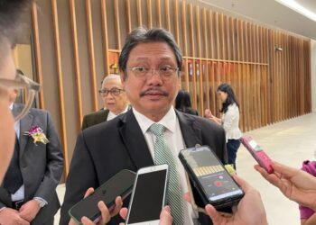 DR. Hazland Abang Hipni ketika ditemui media selepas melancarkan Projek Stesen Pengecasan Bus Elektrik Pintar di Muzium Budaya Borneo (BCM), Kuching hari ini.
