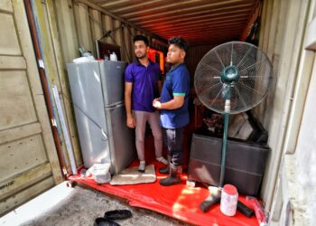 KEADAAN penginapan pekerja sebuah kilang tilam di Jalan Jelebu, Seremban yang disediakan dalam bentuk kontena-UTUSAN/MOHD. SHAHJEHAN MAAMIN.