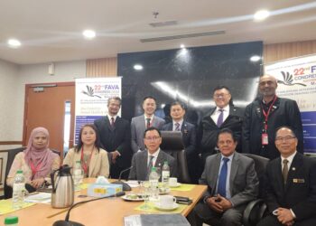 STEPHEN Rundi Utom (duduk tengah) dalam sidang media berhubung Federation of Asean Veterinary Association (FAVA) Congress 2023 di Wisma Bapa Malaysia di sini hari ini.