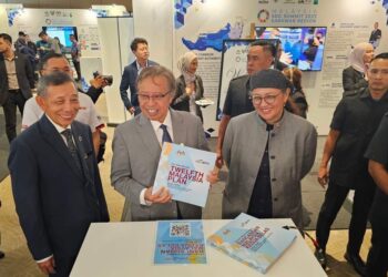 ABANG Johari Tun Openg (tengah) melakukan lawatan ke salah satu pameran di Persidangan Kemuncak Matlamat Pembangunan Mapan (SDG) di Hotel Pullman, Kuching hari ini.