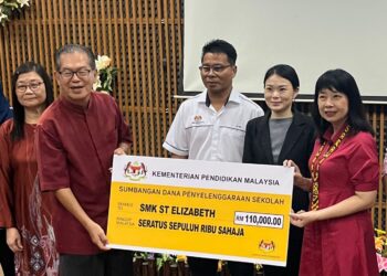 LIM Hui Ying (kanan) menyampaikan mock cheque peruntukan dana kepada SMK Saint Elizabeth, pada lawatan kerjanya di Sibu, Sarawak hari ini.