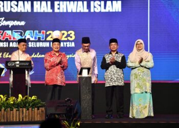 ANWAR Ibrahim bersama Ketua Menteri Sabah, Datuk Seri Hajiji Noor (dua kiri) semasa perasmian Konvensyen Pengurusan Hal Ehwal Islam di Kota Kinabalu malam ini.