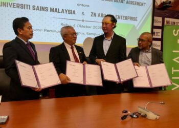 DR. Shaharum Shamsuddin (dua dari kiri) dan Mohd. Shahfeiq Seman (dua dari kanan) pada Majlis Menandatangani Memorandum 'Research Grant Agreement antara USM dan ZN Abqary Enterprise' di USM, Kubang Kerian Kota Bharu, Kelantan hari ini-UTUSAN/ ROSLIZA MOHAMED