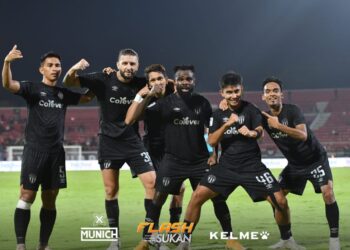 PEMAIN-Pemain Terengganu FC meraikan jaringan penyamaan ketika berdepan Bali United di Stadium Kapten I Wayan Dipta, malam ini.-IHSAN FLASH SUKAN