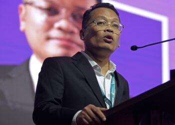 NIK Nazmi Nik Ahmad ketika berucap pada Persidangan dan Pameran Teknologi Hijau serta Produk Eko Antarabangsa Malaysia di Pusat Konvensyen Kuala Lumpur. - UTUSAN/M. FIRDAUS M. JOHARI