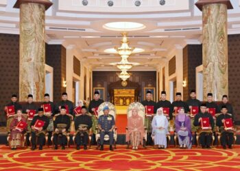 YANG di-Pertuan Agong serta Raja Permaisuri Agong berkenan bergambar bersama15 Ketua Perwakilan Diplomatik Malaysia yang baharu di Istana Negara. - ISTANA NEGARA