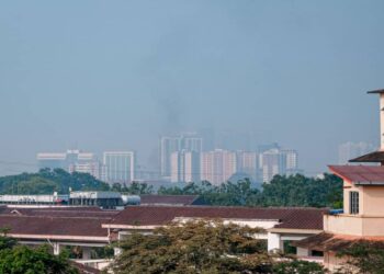 PEMANDANGAN sekitar Bandaraya Melaka terjejas akibat jerebu ketika tinjauan di Bukit Baru, Melaka. - UTUSAN/SYAFEEQ AHMAD