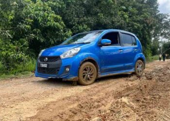 KEADAAN jalan yang rosak sehingga menimbulkan kesulitan kepada penduduk di Taman Tok Sadah, Kampung Cerang Cina, Wakaf Tapai, Marang, semalam. – UTUSAN/TENGKU DANISH BAHRI TENGKU YUSOFF