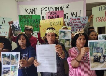 KIRA-kira 50 orang penduduk orang Asli dari tiga buah perkampungan di kawasan Bukit Galla, Nilai menyatakan bantahan mengenai aktiviti pembalakan yang menjejaskan sumber air mereka pada sidang akhbar di Balai Raya Kampung Orang Asli Sungai Mahang, Nilai, Seremban hari ini.-UTUSAN/NOR AINNA HAMZAH.