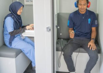 PEMERIKSAAN pendengaran bukan prosedur menakutkan. Bila dengar bunyi, tekan butang diberikan sebagai tanda anda mendengar bunyi berkenaan. – GAMBAR HALINA MD. NOOR