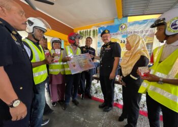 MOHD. Misuari Abdullah (tiga kanan) bersama sebahagian penerima Lesen P Mylesen (B2) Percuma di Akademi Memandu KIST (AMKIST), Telong, Bachok, Kelantan hari ini-UTUSAN/TOREK SULONG
