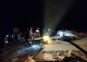 ANGGOTA bomba tiba dil okasi kebakaran bagi memeriksa kawalan api yang telah berjaya dipadam oleh penduduk bagi memastikan tiada kebakaran berulang di Rumah Sebom Bantan, Ulu Katibas di sini semalam.