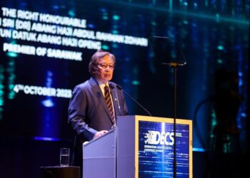 ABANG Johari Tun Openg berucap di Perasmian Kongres Teknologi Dan Inovasi Dunia (WCIT) ke-27 2023 dan Persidangan Ekonomi Digital Antarabangsa Sarawak Ke-6 (IDECS) 2023 di Pusat Konvensyen Borneo Kuching (BCCK) di sini semalam.