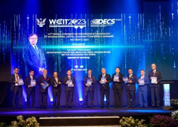 ABANG Johari Tun Openg (tengah) melancarkan buku Pelan Tindakan Ekonomi Digital Sarawak 2030, di Kongres Teknologi Dan Inovasi Dunia (WCIT) ke-27 2023 dan Persidangan Ekonomi Digital Antarabangsa Sarawak Ke-6 (IDECS) 2023 di Pusat Konvensyen Borneo Kuching (BCCK) di sini semalam.