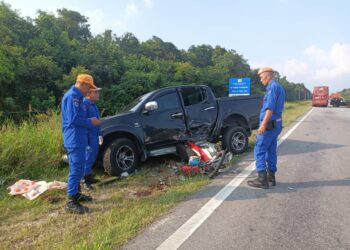 ANGGOTA Angkatan Pertahanan Awam Malaysia (APM) yang turut berada di lokasi kemalangan di Jalan Sibu Bintangor, petang semalam.