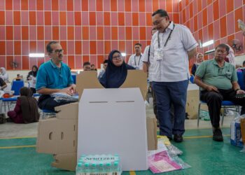 ABDUL Ghani Salleh (dua kanan) melawat petugas SPR melakukan persiapan peti undi untuk hari pengundian Pilihan Raya Kecil (PRK) Dewan Undangan Negeri (DUN) N.36 Pelangai di Dewan Orang Ramai Felda Kemasul hari ini. - UTUSAN/FARIZ RUSADIO