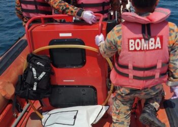 PASUKAN Bomba membawa mayat mangsa ke Dataran Marin, Semporna