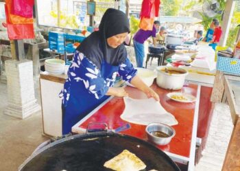 SITI ZUBAIDAH Risman tidak menang tangan apabila kedai Anak Felda Chemomoi mendapat sambutan luar biasa sepanjang tempoh kempen PRK DUN Pelangai, Bentong, Pahang. – UTUSAN/NORHAFIZAN ZULKIFLI