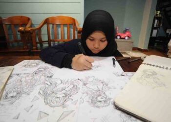 NUR Zarith Sofea  Mohammad Azrul menunjukkan antara lukisan yang dilukisnya di rumahnya di Taman Perling, Johor Bahru. – UTUSAN/RAJA JAAFAR ALI.