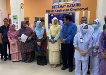 ZALIHA Mustafa ditemui selepas melakukan tinjauan di Klinik Kesihatan Chemomoi, Bentong. - UTUSAN/SHAIKH AHMAD RAZIF
