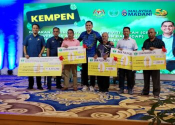 PENGERUSI Jawatankuasa Kemajuan Desa, Pertanian dan Keterjaminan Makanan Melaka, Muhamad Akmal Saleh (tengah) dan Noor Azan Mohd. Noor (dua dari kiri) bersama penerima geran Risda di Pusat Dagangan Antarabangsa Melaka (MITC), Ayer Keroh, Melaka. - UTUSAN/AMRAN MULUP