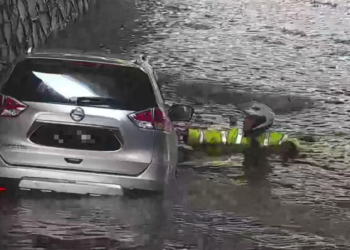 ANGGOTA trafik cuba membawa keluar pemandu Nissan Xtrail yang terperangkap dalam banjir di Jalan Chan Sow Lin, Kuala Lumpur petang tadi.
