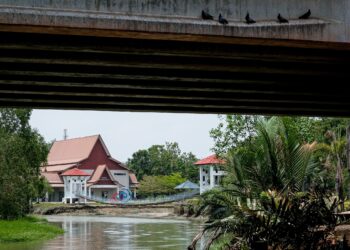 PEMANDANGAN dan fasiliti di Laman Belia Sungai Rambai, Melaka yang terabai sehingga menyuramkan suasana di lokasi yang pernah tular kerana kejernihan sungai di situ. - UTUSAN/SYAFEEQ AHMAD