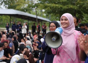 MASSILA Kamalrudin beramah mesra bersama pelajar baharu UTeM, Durian Tunggal, Melaka.