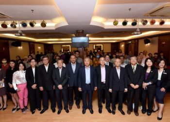 LEE Tian Hock (tengah) selepas merasmikan Mesyuarat Agung Tahunan Pusat Hemodialisis Mawar Ke-26 di Seremban hari ini.