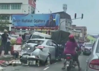 TANGKAP layar video tular kejadian kemalangan membabitkan lima buah kenderaan yang berlaku di lampu isyarat
Jalan Haji Abdul Hamid berhadapan sebuah medan selera di Temiang, Seremban tengah hari tadi.-GAMBAR/MEDIA SOSIAL.