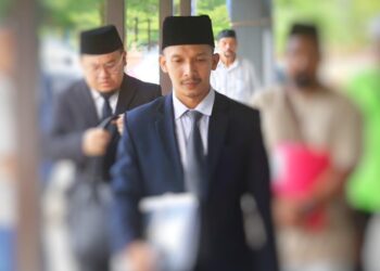 RAHAMAN Mohamed Jaafar (kanan) semasa menghadiri perbicaraan di Mahkamah Rendah Syariah Tanah Merah, Kelatan-UTUSAN/KAMARUL BISMI KAMARUZAMAN.