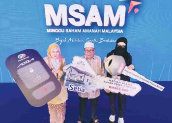 MAT ZIN Husin (tengah) diapit dua lagi pemenang hadiah cabutan bertuah sempena MSAM 2023 iaitu Normah Bunsu (kiri) dan mi Kalsum Yaakub di Setia Fontaines, Bertam, Pulau Pinang semalam.