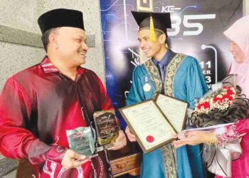 MUHAMMAD Asyraf Mohd. Kahar di samping ibu bapanya selepas menerima diploma dan anugerah cemerlang sempena Istiadat Konvokesyen Kali Ke-35 Polimas di Jitra, Kubang Pasu.