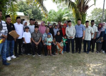 AL-SULTAN Abdullah Ri'ayatuddin Al-Mustafa Billah Shah (duduk, tengah) bersama keluarga satu-satunya mangsa ribut Kampung Rantau Panjang.