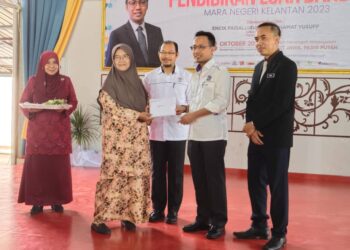 FAZLI Rizal Ismail (dua kanan) menyerahkan biasiswa kepada pelajar yang berjaya melanjutkan pengajian ke pusat pengajian Mara pada  Program Jelajah Pendidikan Luar Bandar Negeri Kelantan Peringkat Daerah Pasir Puteh di Sekolah Menengah Kebangsaan (SMK) Bukit Jawa, Selising, Pasir Puteh, Kelantan-UTUSAN/YATIMIN ABDULLAH