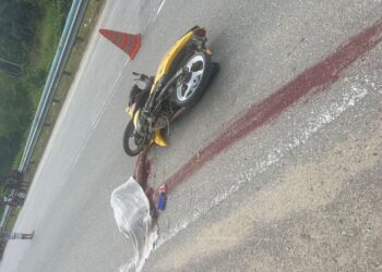 SEORANG pelajar Orang Asli maut selepas motosikal ditunggangnya bergesel dengan motosikal rakan sebelum melanggar besi penghadang jalan di Kilometer 81, Jalan Gua Musang-Lojing di Gua Musang, Kelantan semalam.UTUSAN/IHSAN POLIS.