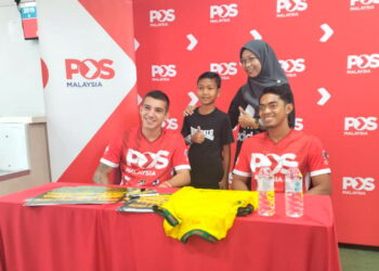 MANUEL Hidalgo (kiri) dan Ariff Farhan Md. Isa bergambar bersama peminat yang hadir ke sesi ramah mesra bersempena Hari Pelanggan Pos Malaysia di Pejabat Pos Besar Alor Setar.