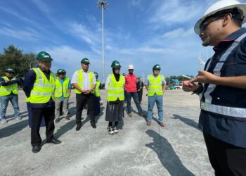 NUR HASMIN Kamaruzzaman (kanan) turut meninjau lokasi pembekalan kontena di tapak perniagaan dan perkhidmatan BSL Containers Sdn. Bhd. di TBSB Tok Bali, Pasir Puteh, Kelantan hari ini. UTUSAN/TOREK SULONG.