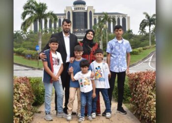 MOHAMMED J. H Alzaanin bersama isteri dan empat anaknya yang turut terkorban dalam serangan bom rejim Zionis di Gaza, Palestin, semalam. Seorang lagi anaknya dilaporkan terselamat.-GAMBAR/IHSAN USIM